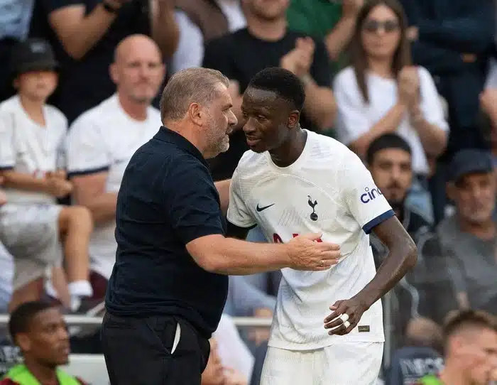 Tottenham : Ange postecoglou fait les éloges de Pape Matar Sarr « qu’il peut courir et jouer sur les les trois postes (en 6, 8 et 10) à la fois»