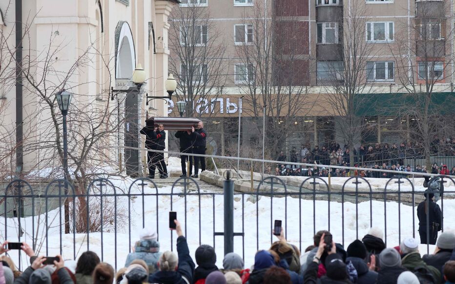 Moscou: une foule de personnes a porté Alexeï Navalny à sa dernière demeure