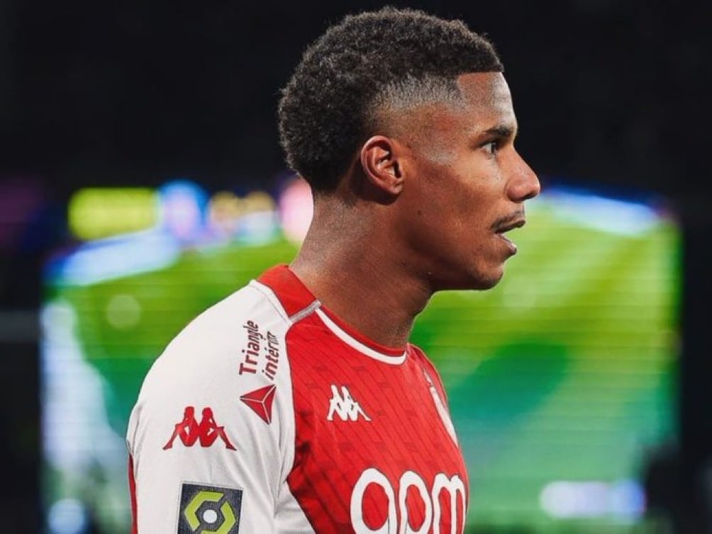 AS Monaco : Ismail Jakobs sera éloigné des terrains pendant plusieurs semaines